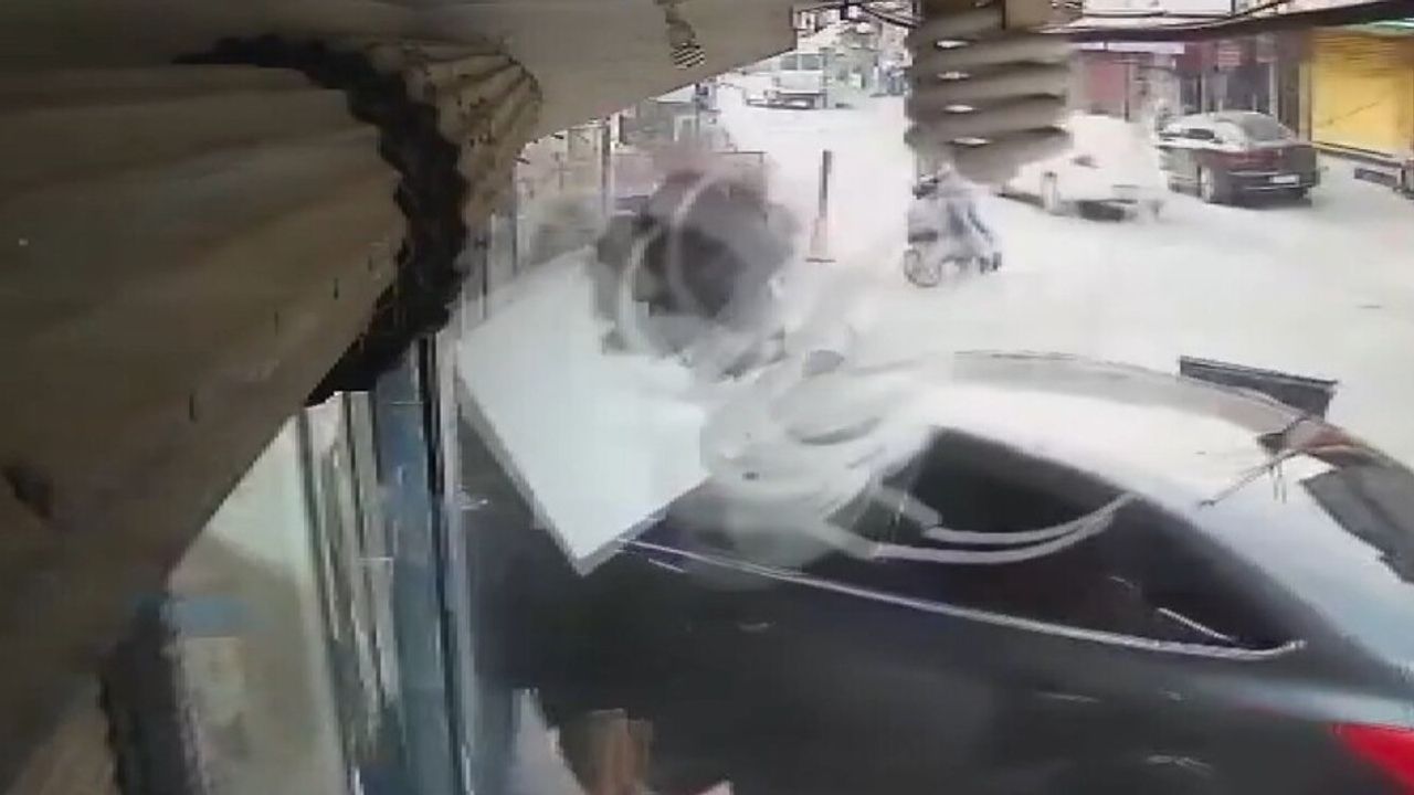 Otomobil markete daldı: Canını son anda kurtardı!