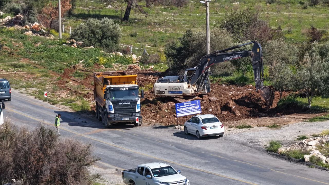Akbük’te yol çalışmaları tam gaz