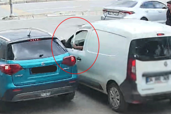 Trafikte dehşet anları: Beyzbol sopasıyla saldırdı...