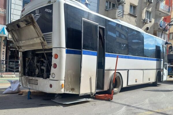 Tamir etmeye çalıştığı otobüsün altında kaldı: Ust...
