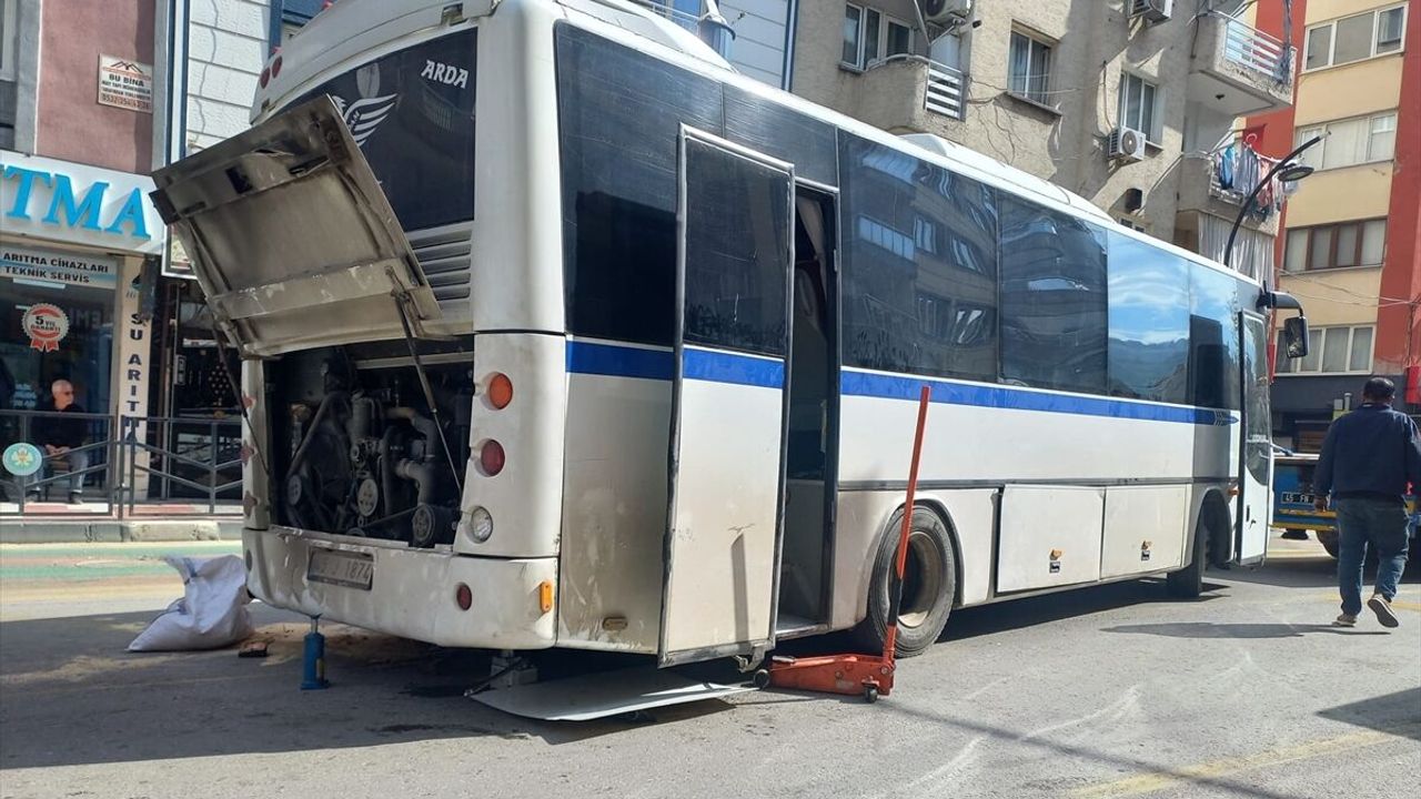 Tamir etmeye çalıştığı otobüsün altında kaldı: Usta ağır yaralı!