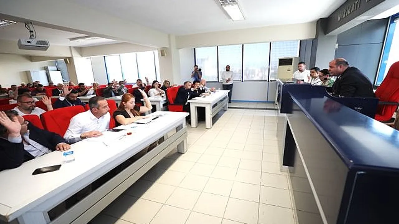 Menderes’te AK Parti’den milyarlık borç çıkışı… Çiçek’ten ‘AK Partili personel’ resti!