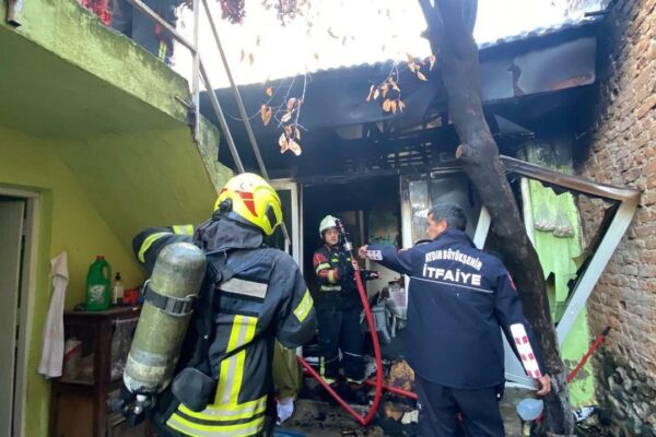 Tamamen yanan evden tek başına kurtuldu Tamamen yanan evden tek başına kurtuldu